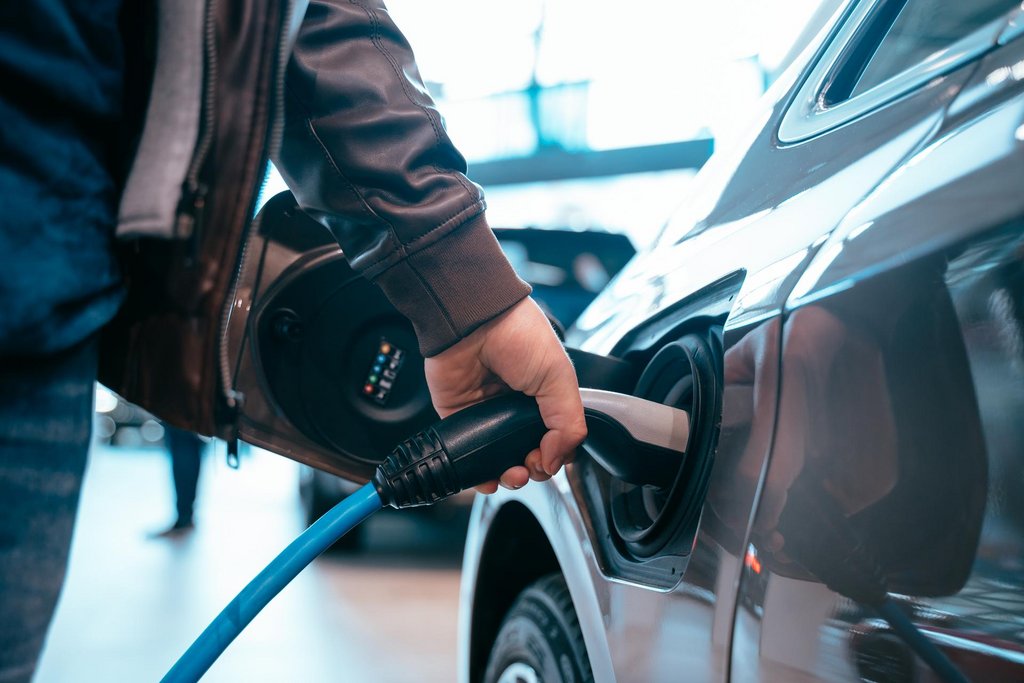 
										Elles roulent d&eacute;sormais mieux : les v&eacute;hicules d&rsquo;occasion &eacute;lectriques sont plus pris&eacute;s que jamais. Photo : Shutterstock
									