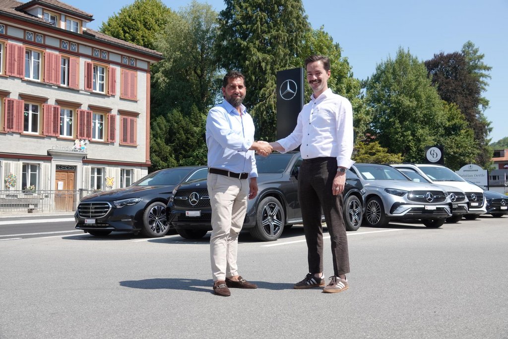 
										Una stretta di mano a testimonianza di una buona collaborazione: Ennio Battaglia (a sinistra), responsabile di zona di CarGarantie, e Mauro Casutt (a sinistra), responsabile vendite di Zeughausgarage. Foto: UPSA Media
									