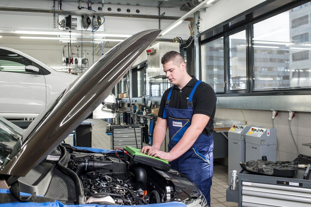 
										Der Autoberufe-Karriereabend zeigt, welche vielf&auml;ltigen Weiterbildungsm&ouml;glichkeiten und Karrierewege das Autogewerbe bietet. Foto: AGVS
									
