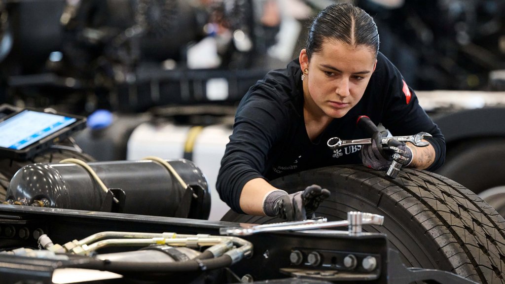 
										Wenn Frauen an grossen Maschinen schrauben
									