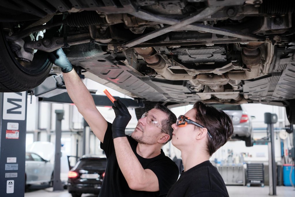 
										Pr&auml;vention und sichere Arbeitsbedingungen tragen dazu bei, Berufsunf&auml;lle zu vermeiden, auch in Garagen und Werkst&auml;tten. Foto: AGVS-Medien/Peter Fuchs
									