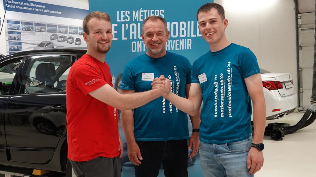 
										Gratulation: Lars Hayoz (l.) wird nach dem Sieg von &laquo;Chief Expert&raquo; Fabio Bosshart (r.) und AGVS-Bildungs-Gesch&auml;ftsleiter Olivier Maeder (M.) begl&uuml;ckw&uuml;nscht. Fotos: AGVS-Medien
									