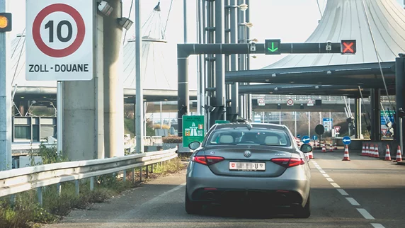 
										Cosa c'è da sapere sui viaggi all'estero con la targa del concessionario
									