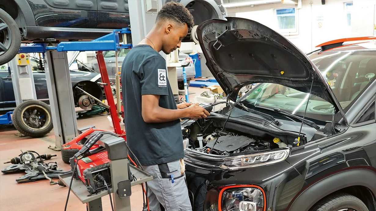 
										1987 nouveaux professionnels pour le secteur automobile
									