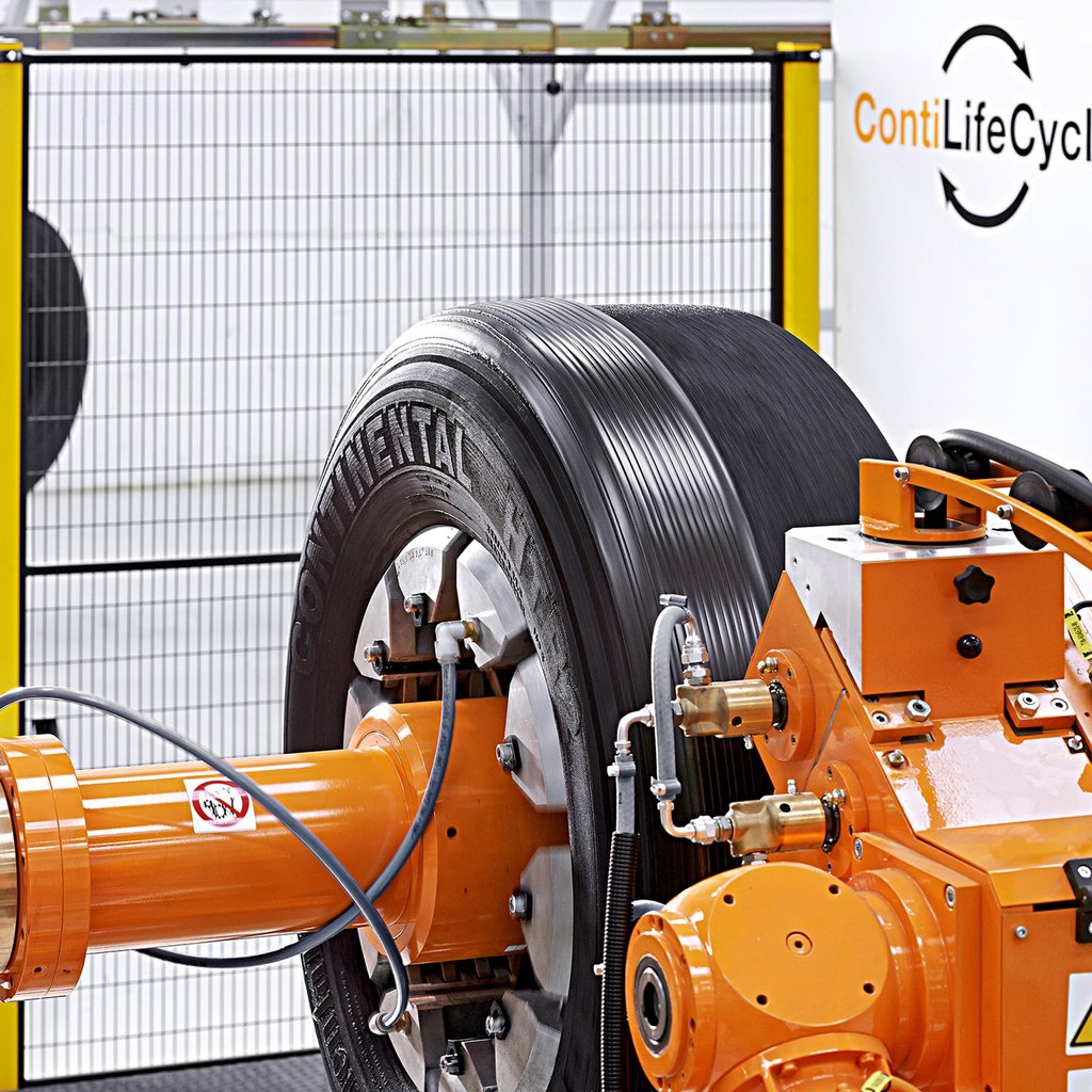
										Runderneuerung im ContiLifeCycle-Werk: Die abgerauten Karkassen werden auf der Lauffl&auml;che und auf der Seite aus Gummistreifen neu aufgebaut. Foto: Continental
									