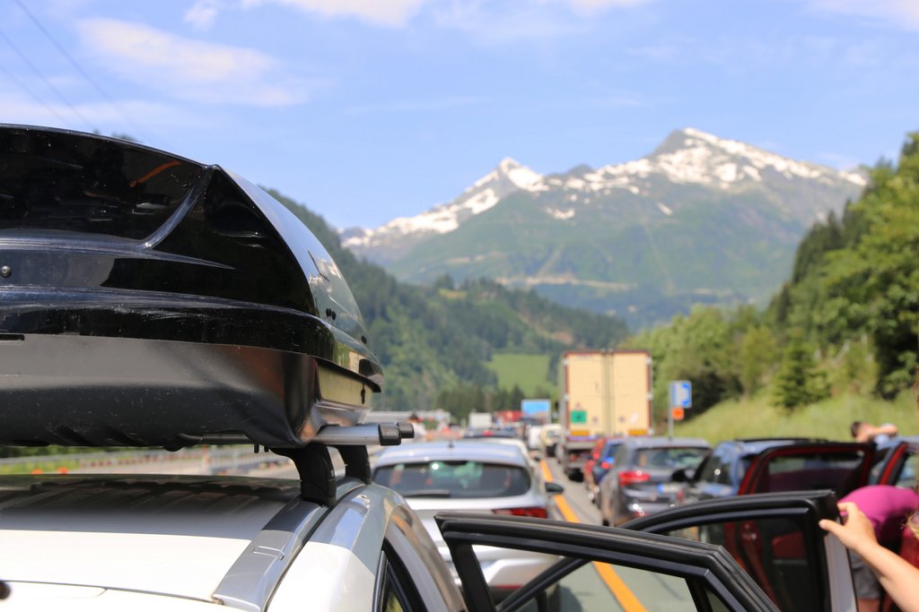 
										Ormai &egrave; un&rsquo;immagine tipica: un ingorgo stradale in Svizzera. Foto: iStock
									