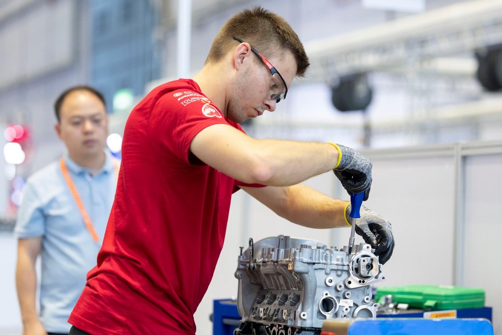 
										Ogni gesto deve essere preciso: Janik al lavoro sul motore. Foto: SwissSkills (Tatjana Schnalzger)
									