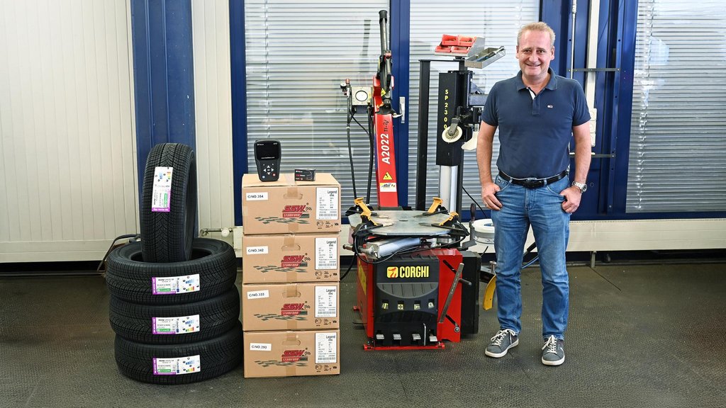 
										Komplettradmontage: Patrik Spirig, Leiter Category Management Wheels, befasst sich seit 22 Jahren mit R&auml;dern und Reifen. Fotos: Hostettler Autotechnik
									