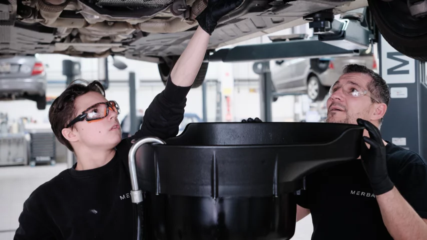Stage d&rsquo;orientation vari&eacute; dans la formation technique de base de la branche automobile.