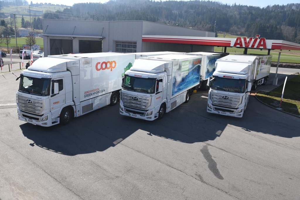 
										Dal 2020, nel ciclo dell'idrogeno svizzero operano l'industria dei camion, gli autotrasportatori, le stazioni di rifornimento e i fornitori di energia. Foto: UPSA Media Schatzmann
									