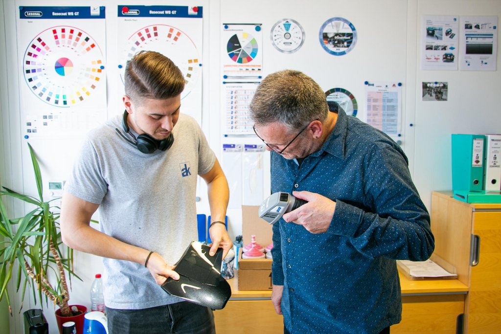 
										La hotline dedicata ai colori di Axalta Axcess Switzerland assiste le carrozzerie per qualsiasi domanda relativa ai colori, alla scelta delle tonalit&agrave; e all&rsquo;applicazione. Foto: Axalta
									