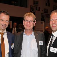 Christoph Kissling (a sinistra) e Roger Hunziker (a destra, RHIAG), al centro Peter Krieg (direttore di Baumgartner AG)