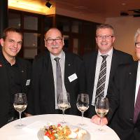 Flavio Helfenstein (ex campione mondiale di meccatronica per automobili), Werner Bieli (presidente di QSK AD/AWK), Andreas Schär (membro della commissione di QSK/AD/AWK) e Michel Tinguely (ex esperto degli WorldSkills)
