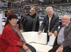 Von rechts: Karl Graf (Kral Graf Automobile AG), Werner Ronner (AGVS Sektion Zürich), Robert Graf (Vorstand Nutzfahrzeuge AGVS) und Andrea Graf.
